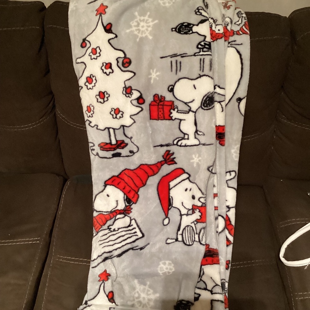 New Peanuts Christmas /Winter Snoopy Throw- Snoopy and snowmen